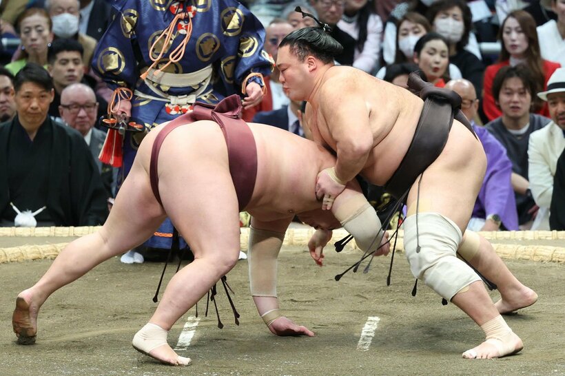 錦富士（左）をはたき込んだ朝乃山