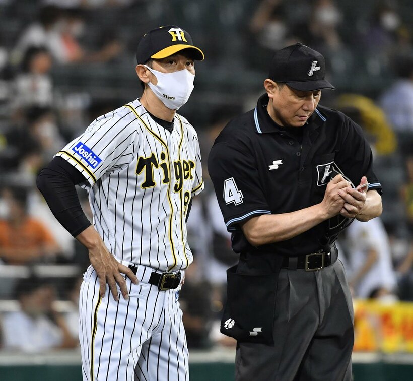  選手交代を告げる矢野監督（東スポWeb）
