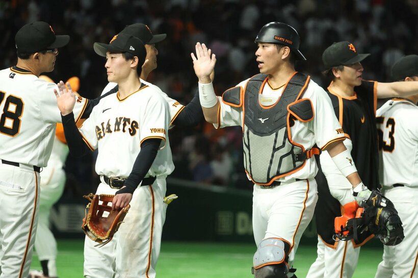 試合後、首脳陣とタッチを交わす巨人・大城卓三(手前右)