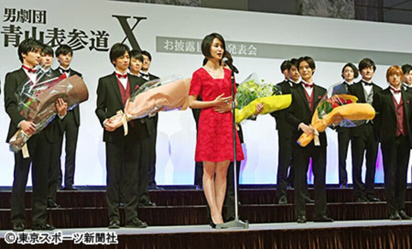  剛力を前にズラリと揃った「男劇団　青山表参道Ｘ」