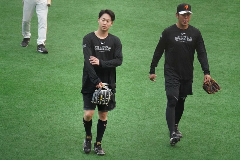 投手練習を行った巨人・山崎伊織(右は赤星優志)