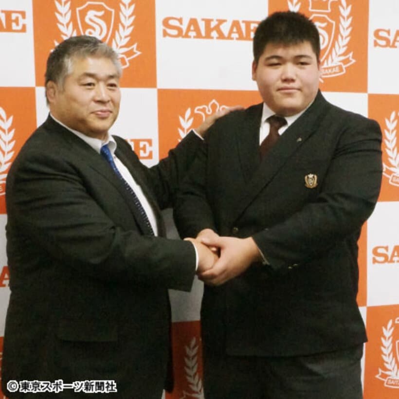  大嶽親方（左）の激励を受ける納谷幸之介