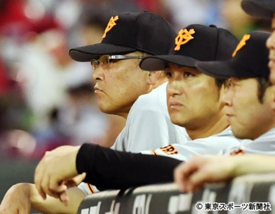ベンチで渋い表情の由伸監督（中）と村田ヘッドコーチ（左）