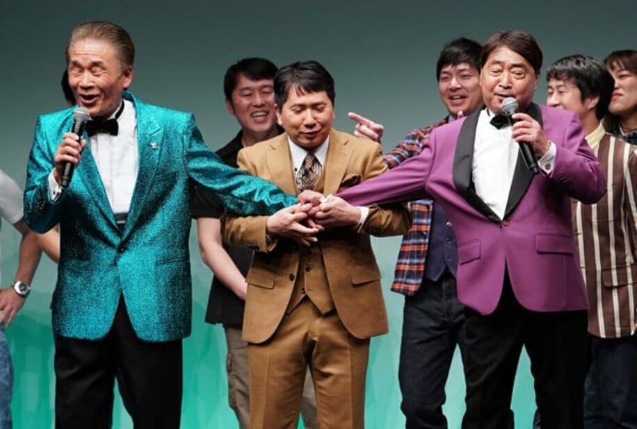  ライブで握手を嫌がるおぼん（左）とこぼん（右）。中央は爆笑問題・田中裕二