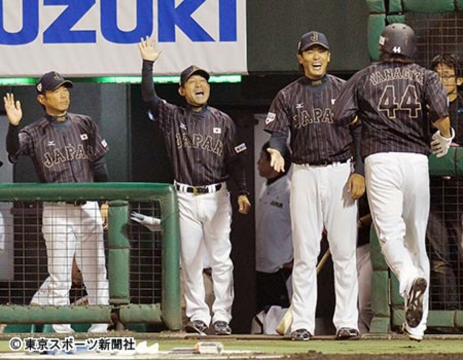 侍ジャパンの打撃コーチを務める稲葉（右から2人目）