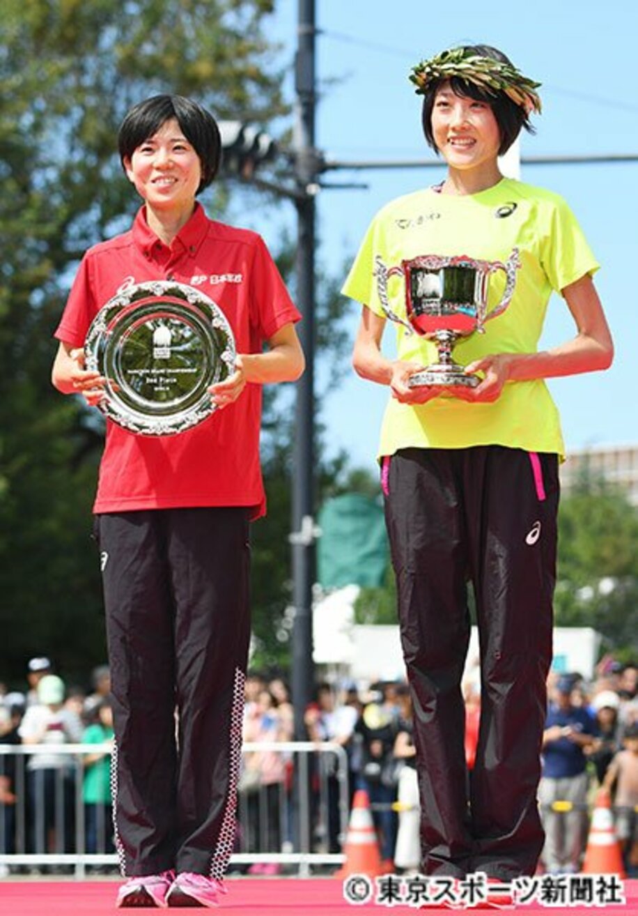  優勝した前田穂南（右）と２位の鈴木亜由子