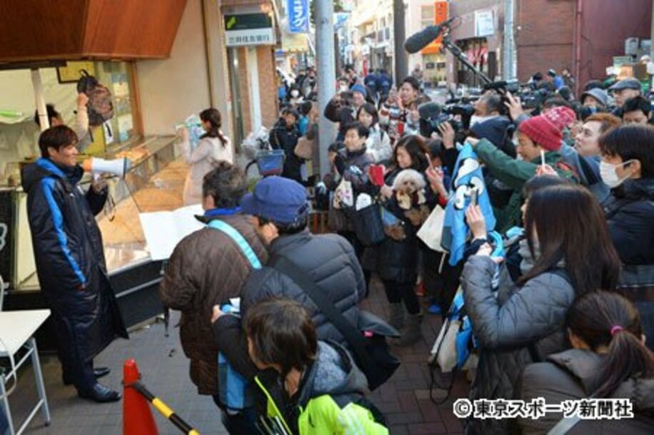  川崎に復帰した大久保（左）を見ようと多くのファンが集まった