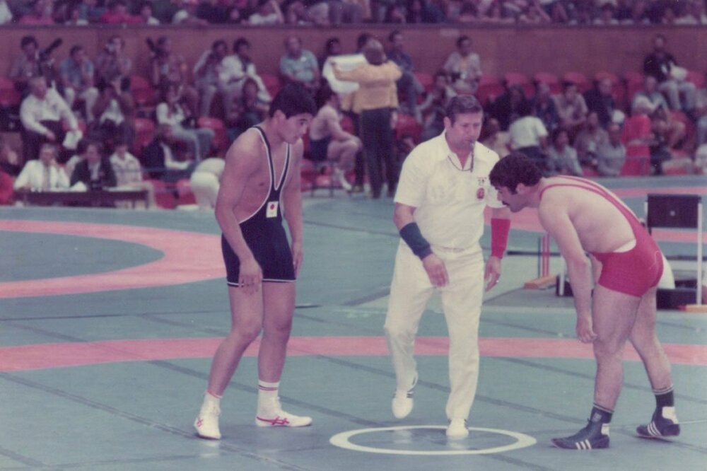 足利工大教員としてレスリングの練習に励む谷津嘉章（左、本人提供）