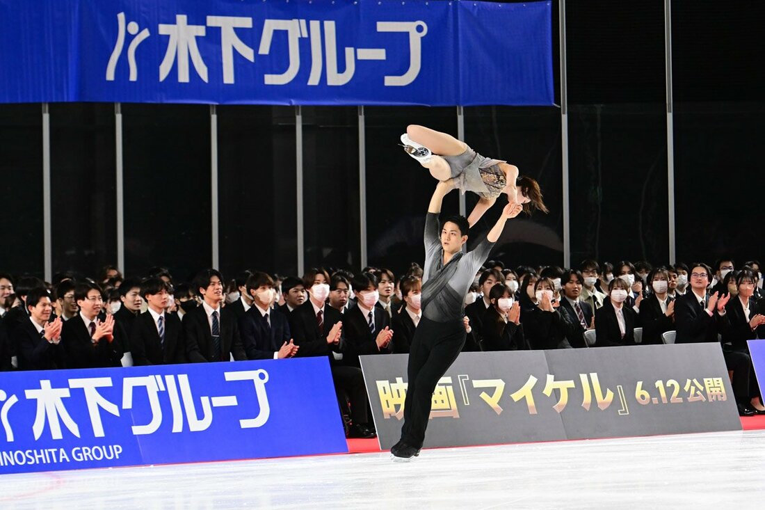 新入社員たちにリフトを披露するりくりゅう