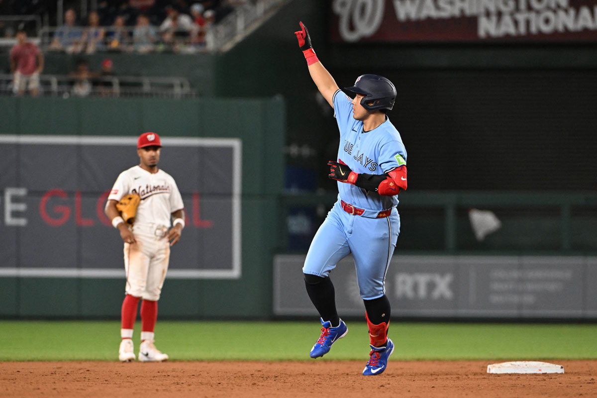 MLB】岡本和真が途中出場で日本人新人記録更新の24号ソロ…センター