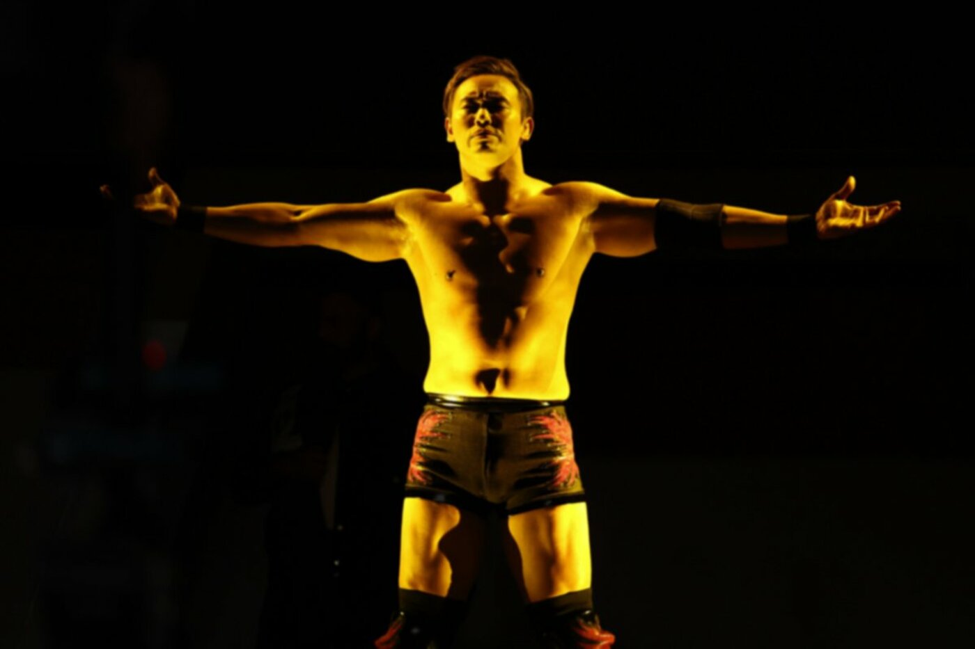 金色のライトに照らされ登場したオカダ・カズチカ©All Elite Wrestling