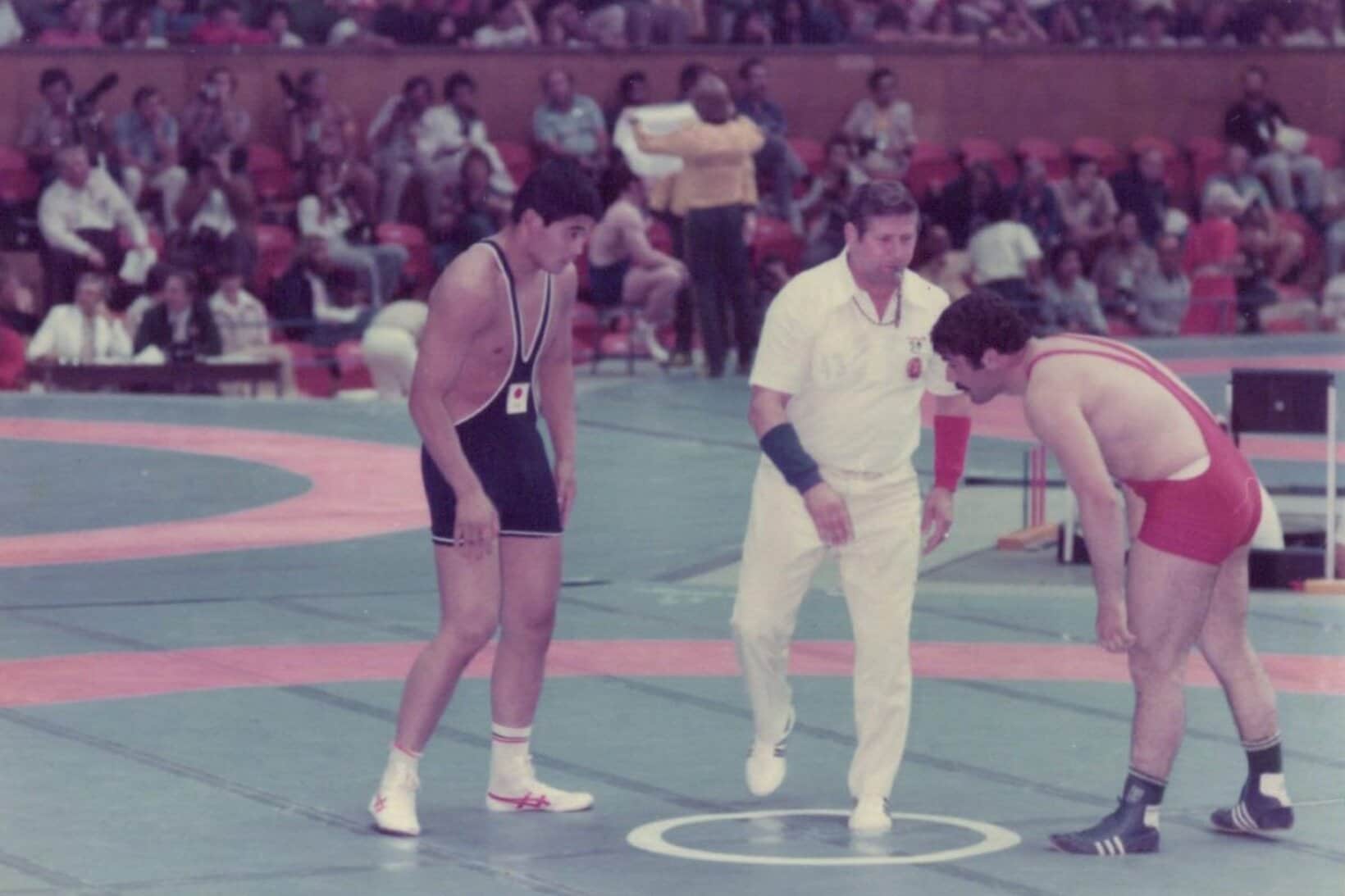 足利工大教員としてレスリングの練習に励む谷津嘉章（左、本人提供）