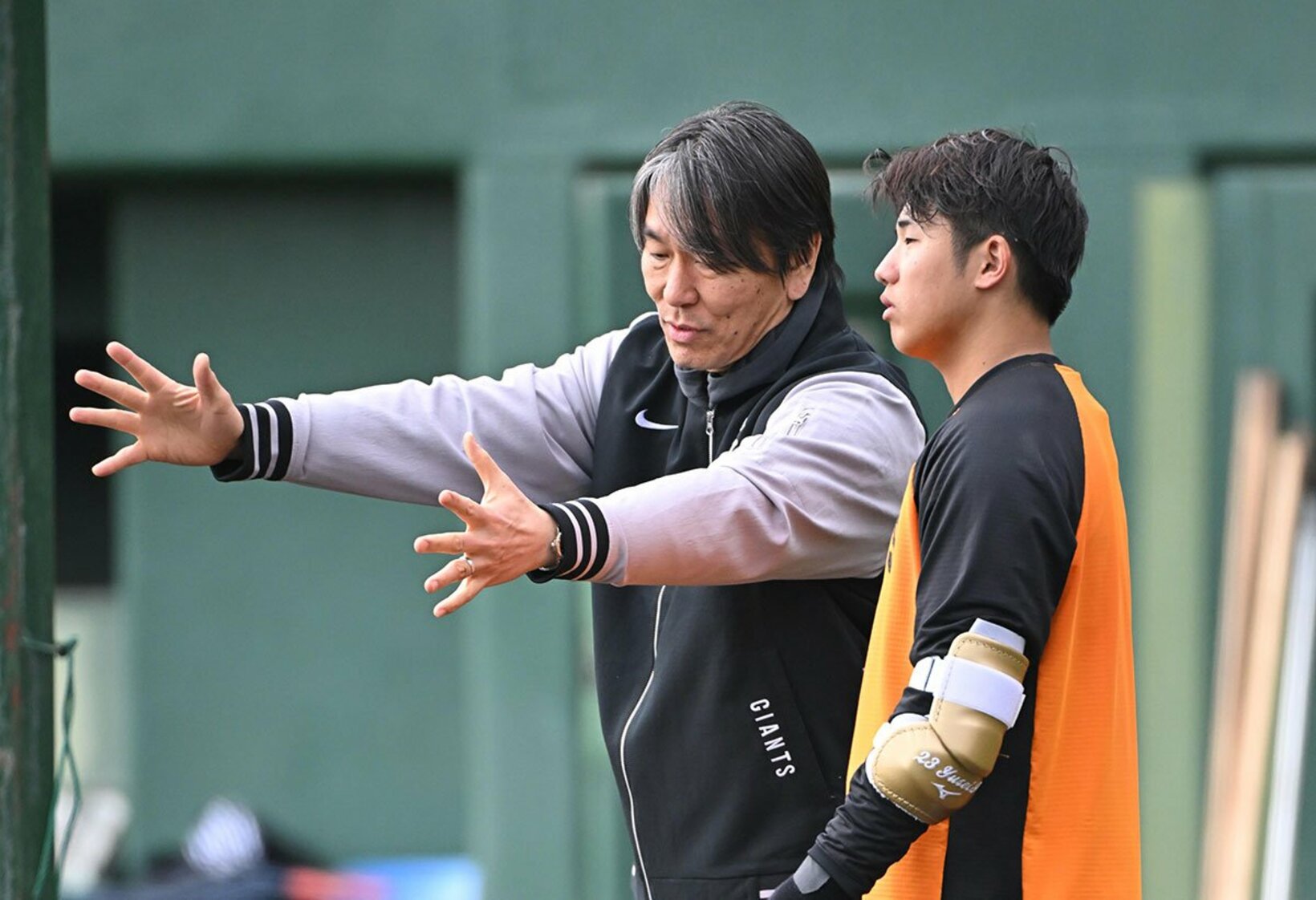宮崎では松井秀喜臨時コーチ(左)の指導も受けた巨人・石塚裕惺