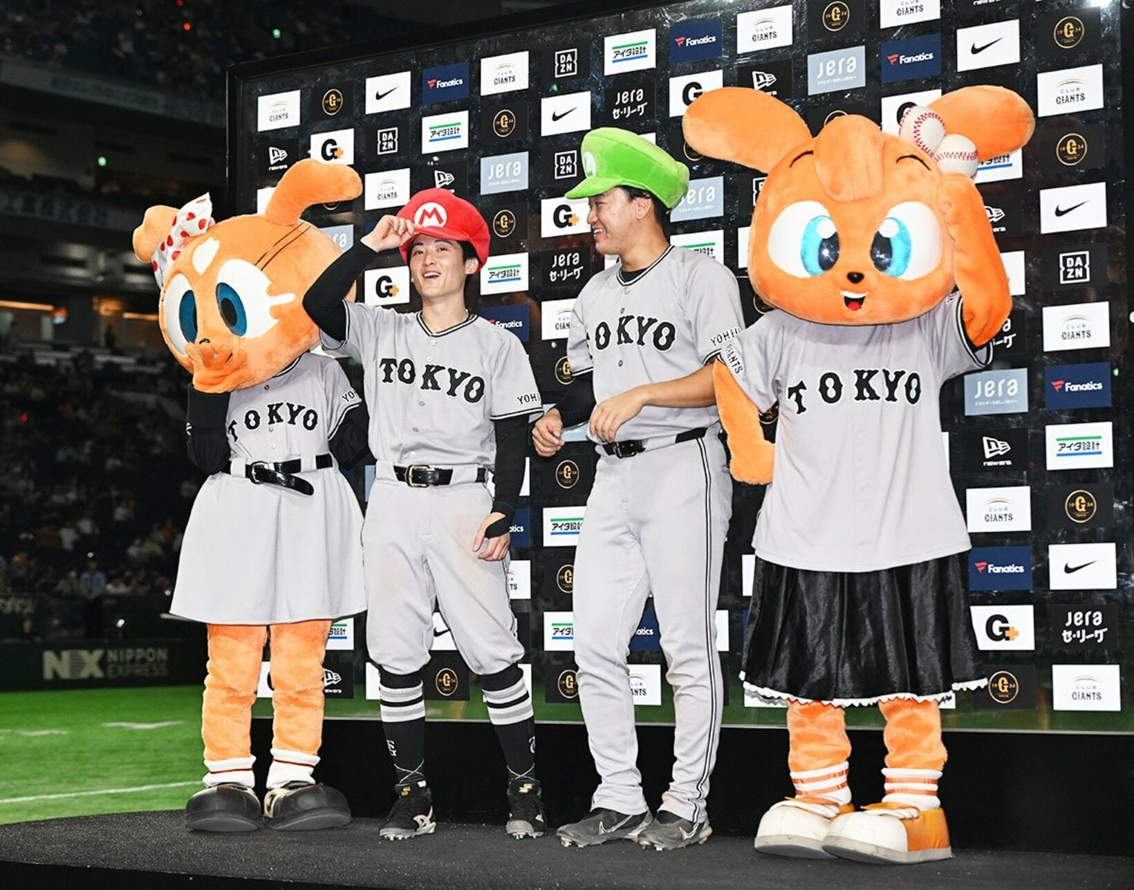 お立ち台でマリオとルイージの帽子を被った巨人・浦田俊輔(中央左)と笹原操希(同右)