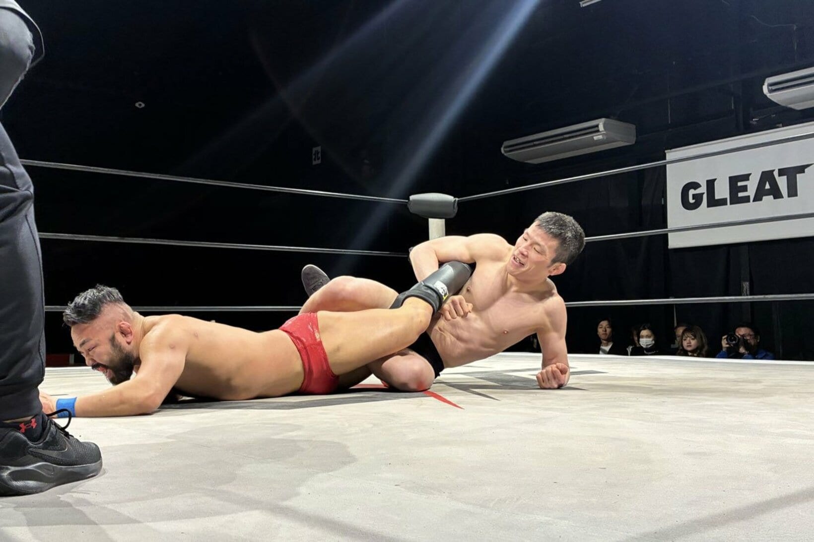 秋元勝利の翌日、GLEATで八須拳太郎(左)と戦った青木真也