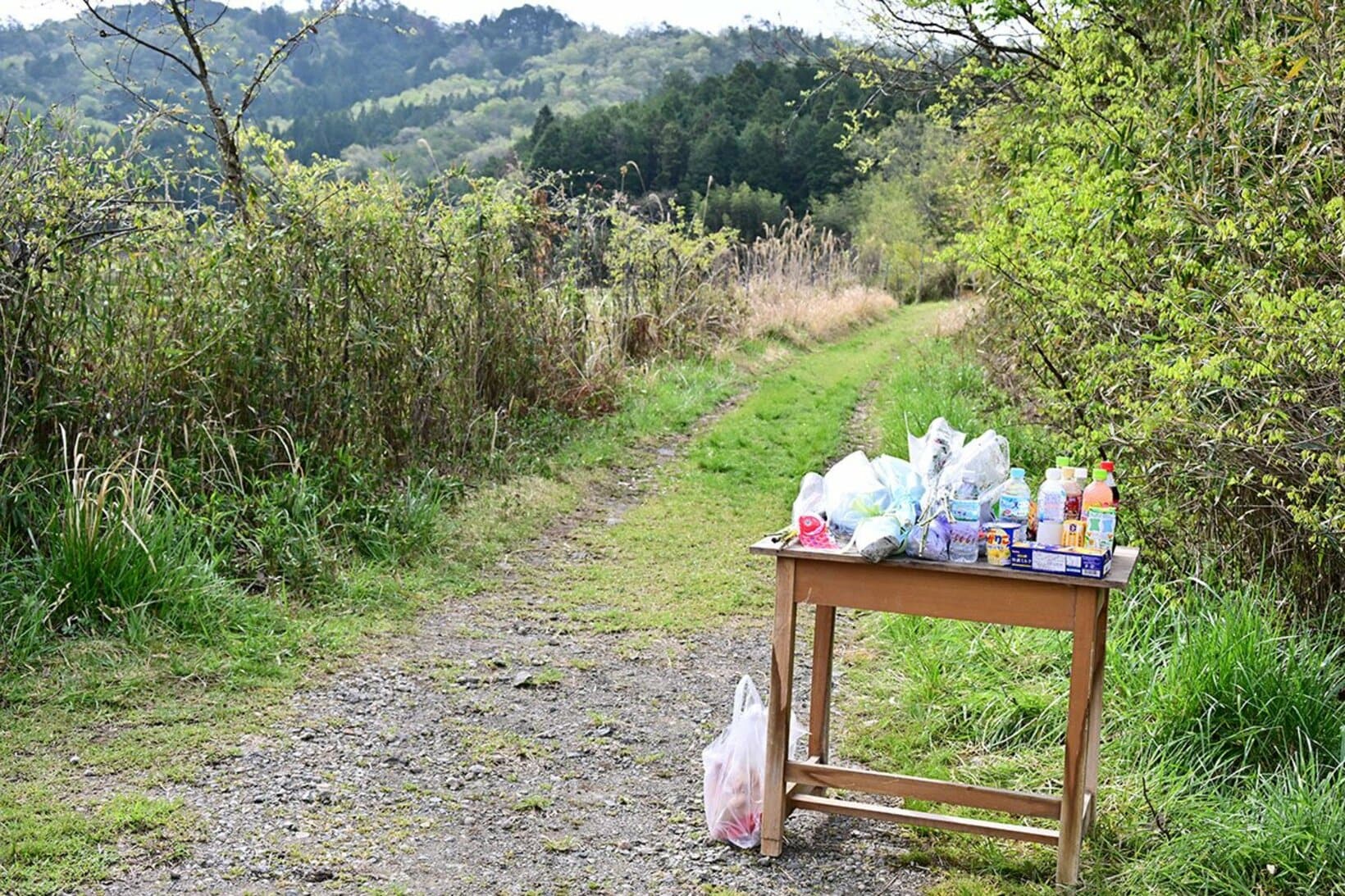 南丹市内の遺体発見現場近くには献花が