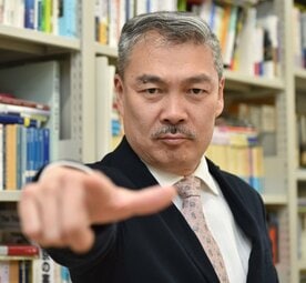  「いいか、よく聞け」と気合のポーズを決める藤井教授