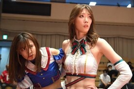 6人タッグ戦に敗れ、タッグ王座挑戦表明を受けた赤井沙希(右)と荒井優希(東スポWeb)