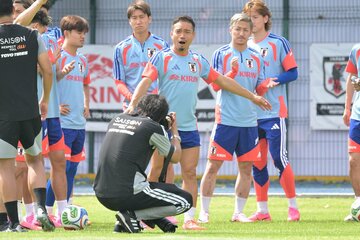 率先して声を出す長友（中央）