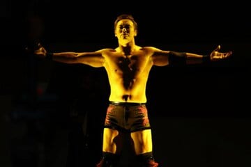金色のライトに照らされ登場したオカダ・カズチカ©All Elite Wrestling