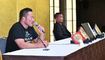  田中(右奥)との２冠戦の調印式に臨んだ杉浦