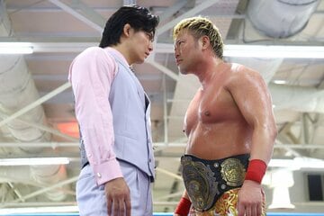 次期挑戦者に名乗りを上げた安斉勇馬(左)とにらみ合う宮原健斗
