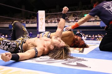  激戦の末、ヒロム(奥)を粉砕した石森