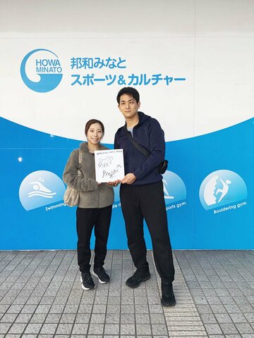 昨年12月のグランプリファイナル中、三浦璃来(左)とともに「元バイト先」を訪問していた木原龍一
