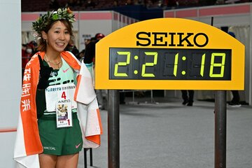 ２時間２１分１８秒で優勝した安藤友香