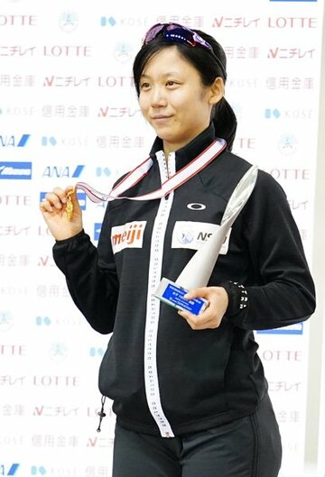  女子１０００メートルで優勝し、メダルを手に笑顔を見せる高木美帆（代表撮影）