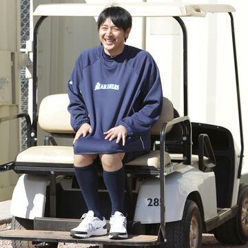 カートの上で日向ぼっこする岩隈久志（２０１２年２月）