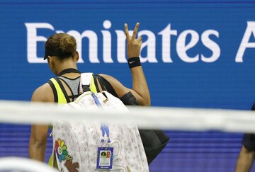  ピースサインでコートを去った大坂なおみ（ロイター＝USA TODAY Sports）