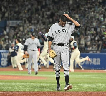９回一死からサヨナラ打を浴び、首をかしげながらマウンドを降りる巨人・マルティネス