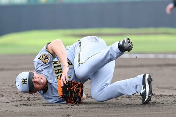 佐藤輝明の打球が当たって倒れこむ伊藤将司