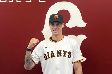 入団会見後に写真撮影に応じるフルプ