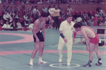 足利工大教員としてレスリングの練習に励む谷津嘉章（左、本人提供）