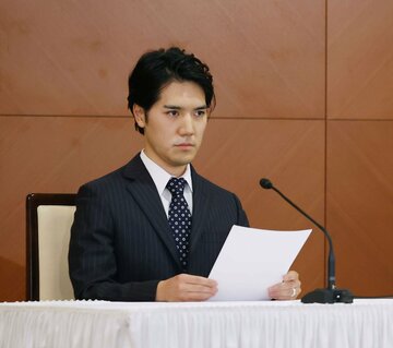  結婚会見では感謝の言葉を並べたが…（代表撮影）