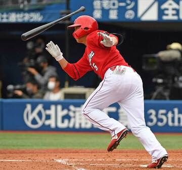 ５回、長野の２点適時打で広島が逆転した（東スポWeb）