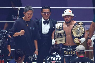 フェザー級２冠に輝いたシェイドゥラエフ。左は大みそかの対戦が決まった秋元強真