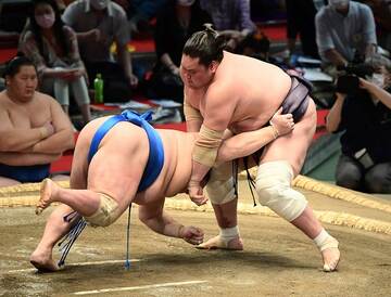  小手投げで北勝富士を下した照ノ富士