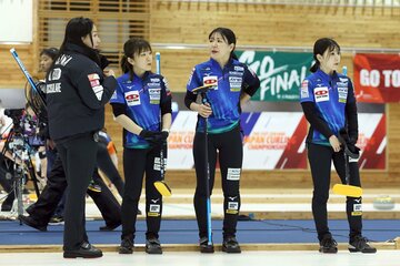 ロコ・ソラーレの(左から)藤沢五月、鈴木夕湖、吉田知那美、吉田夕梨花（代表撮影）
