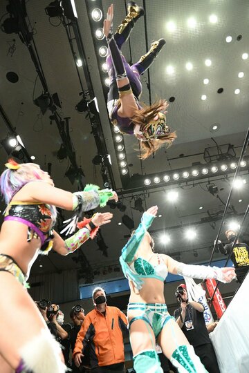 ウナギ・サヤカ（左下）と本間多恵（右下）にラ・ケブラーダをはなつタイガークイーン