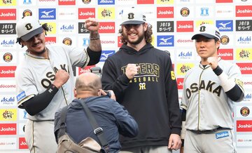  お立ち台の（左から）マルテ、ウィルカーソン、長坂（東スポWeb）
