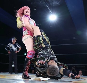 CHIAKI(下)をジャイアントスイングでブン回す後藤智香