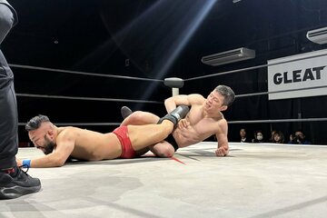 秋元勝利の翌日、GLEATで八須拳太郎(左)と戦った青木真也