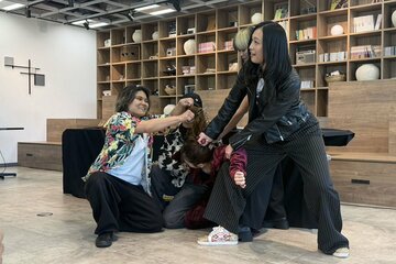 DR軍に羽交い絞めにされＣＨＩＡＫＩに髪を切られる青野未来
