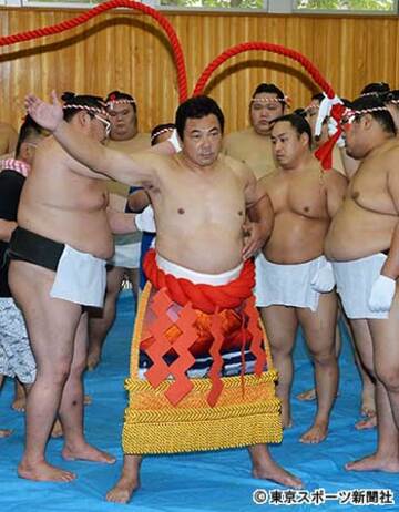 還暦前とは思えない肉体美を披露した九重親方（中）