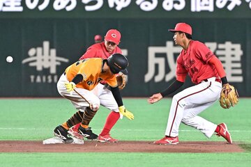 ３回、巨人・佐々木俊輔の打球をファンブルしてしまった広島・西川篤夢(右)