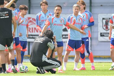 率先して声を出す長友（中央）