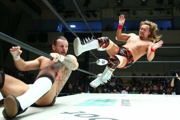 シェイン・ヘイスト(左)からGHCヘビー級王座を奪った内藤哲也